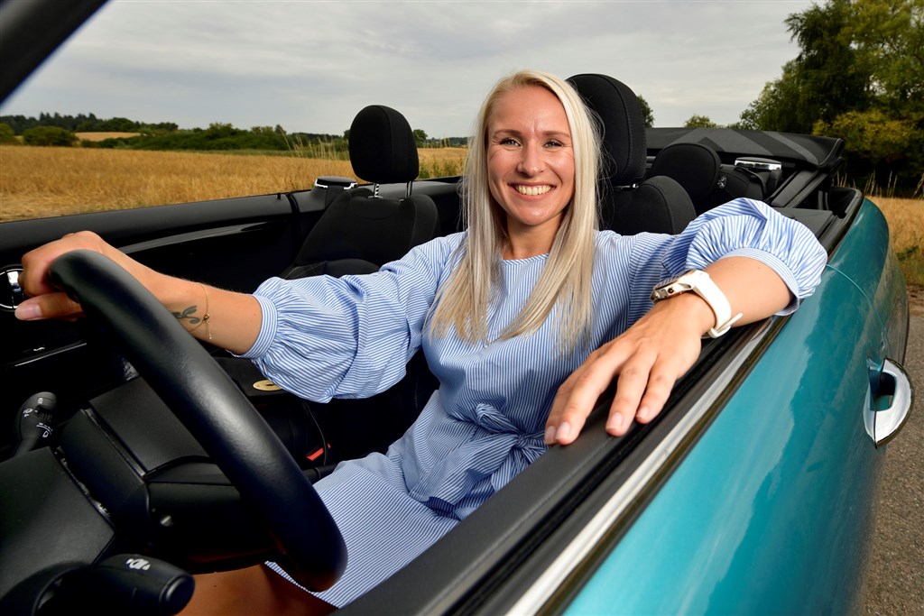Jacob Madsen og jeg vil op blandt Europas bedste, og derfor søger vi efter nye sponsorer med et internationalt perspektiv på markedsføring, siger Line Lykke Jensen, der her er på sommertur i en MINI Cooper S Cabriolet.
(Foto: Michel Eisenberg)